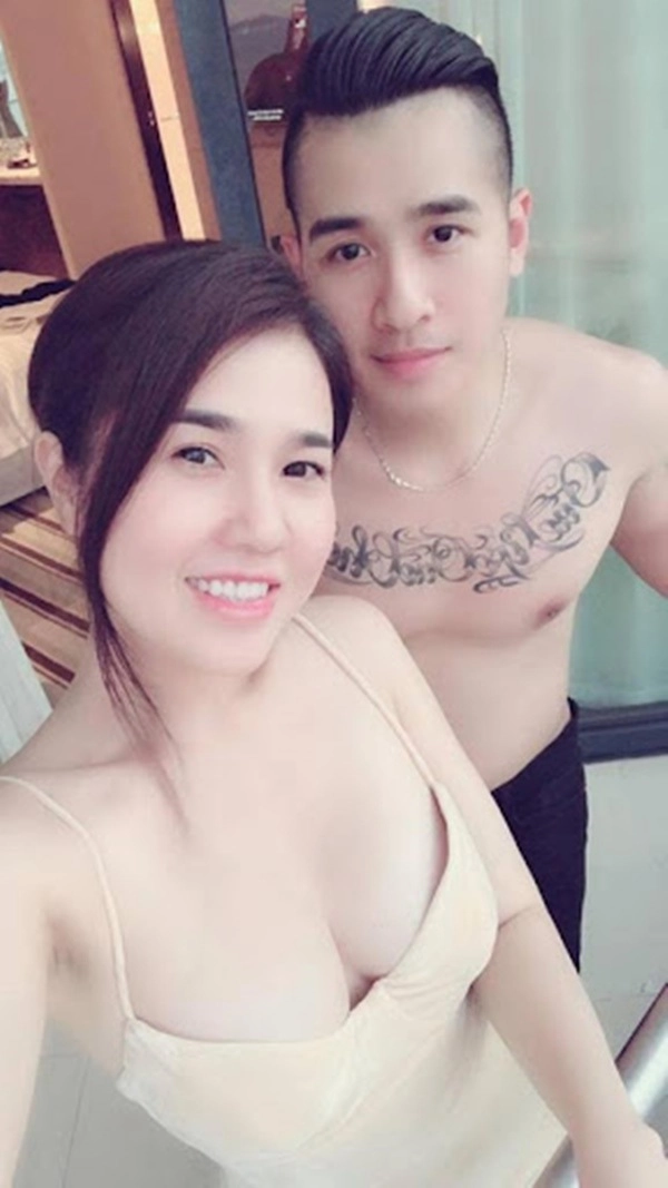 Cưới dj thích thả rông ngực cảnh bỉm sữa của chồng kém tuổi cho con ăn tắm gội vệ sinh - 10