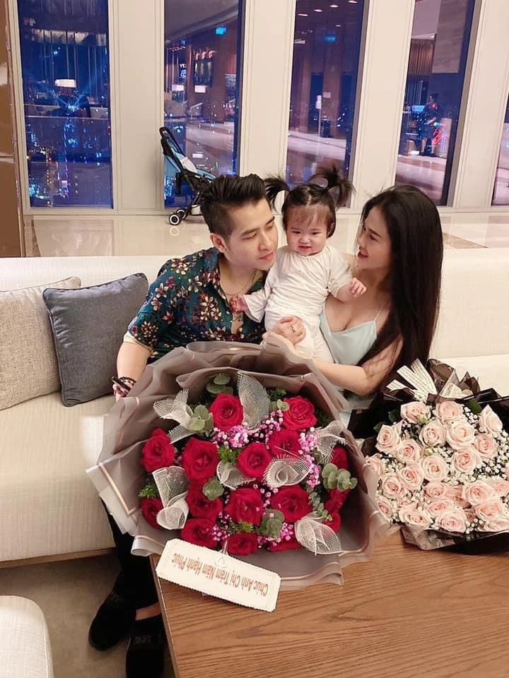 Cưới dj thích thả rông ngực cảnh bỉm sữa của chồng kém tuổi cho con ăn tắm gội vệ sinh - 12