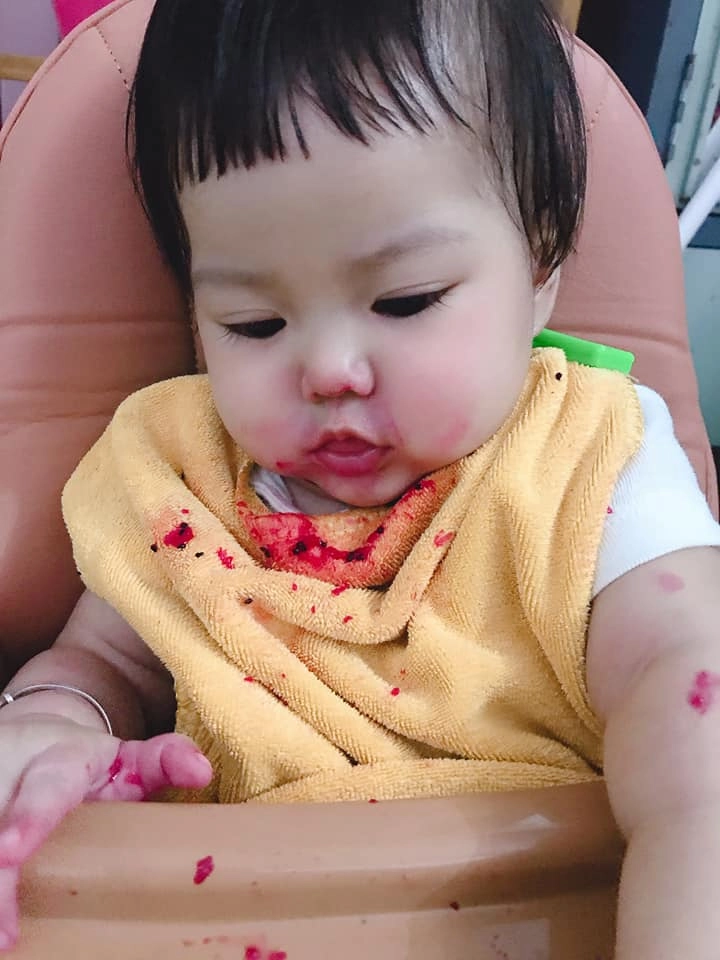 Cười ngất với kiểu ăn bốccủa con gái đông nhi mẹ bỉm khoe ảnh con đáng yêu không kém - 14