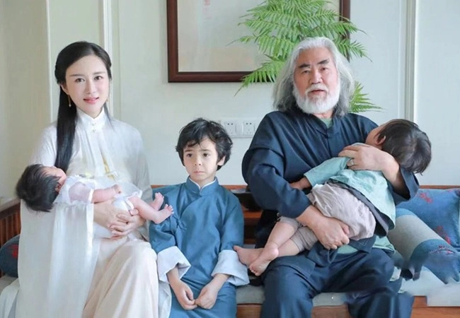 Cưới vợ mỹ nhân kém 31 tuổi đạo diễn u70 làm hết chăm con dọn nhà nấu nướng kiếm tiền - 4