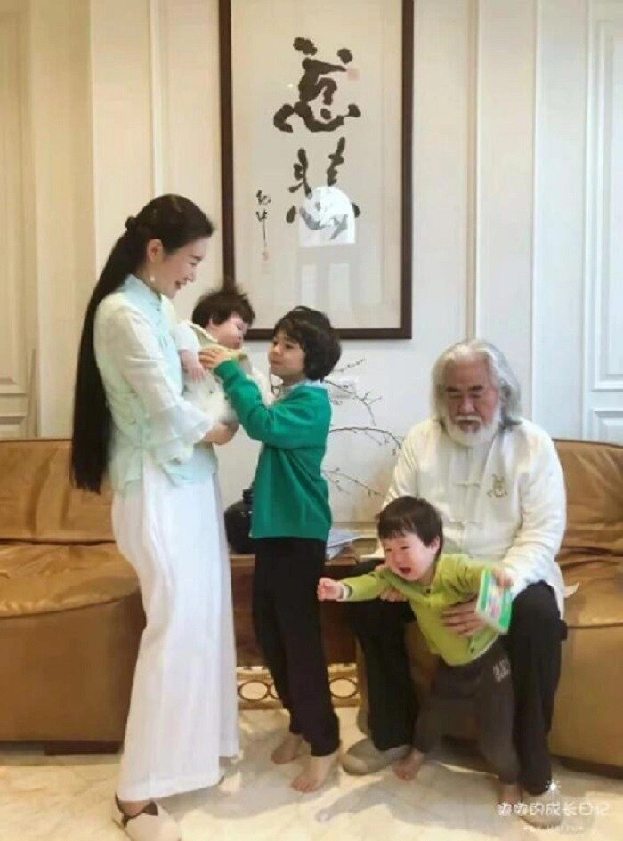 Cưới vợ mỹ nhân kém 31 tuổi đạo diễn u70 làm hết chăm con dọn nhà nấu nướng kiếm tiền - 5