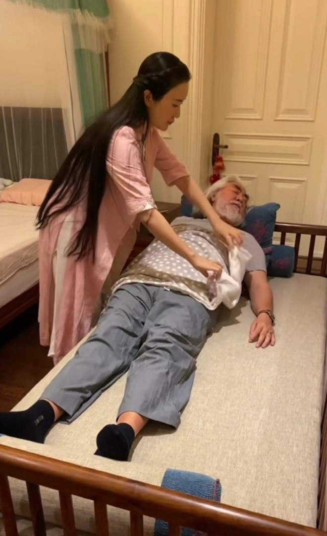 Cưới vợ mỹ nhân kém 31 tuổi đạo diễn u70 làm hết chăm con dọn nhà nấu nướng kiếm tiền - 9