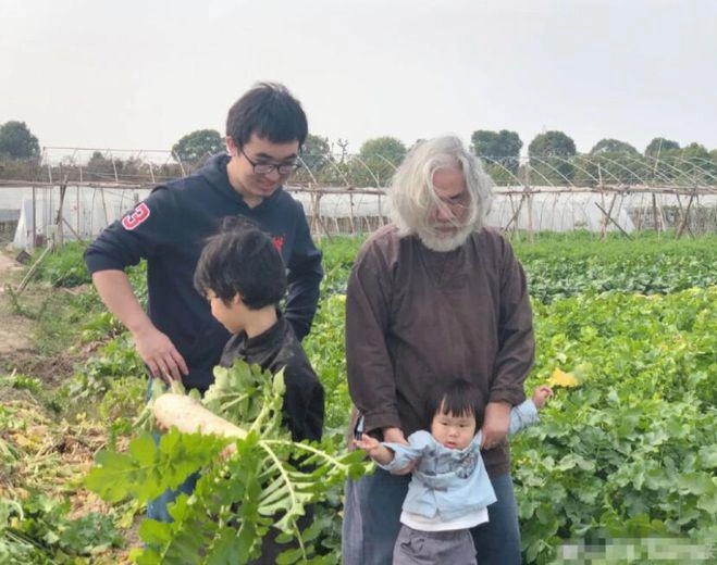 Cưới vợ mỹ nhân kém 31 tuổi đạo diễn u70 làm hết chăm con dọn nhà nấu nướng kiếm tiền - 10