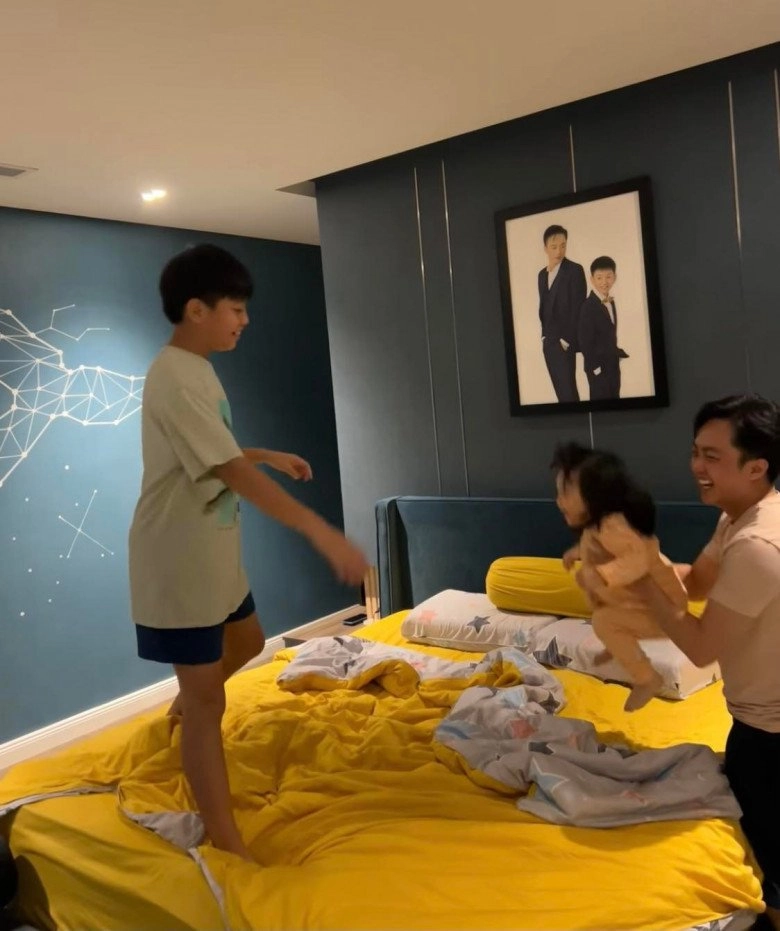 Cường đôla đăng clip 2 con quậy trên giường bức hình subeo chụp cùng bố nhận góp ý - 1