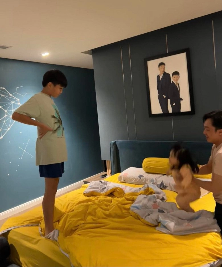 Cường đôla đăng clip 2 con quậy trên giường bức hình subeo chụp cùng bố nhận góp ý - 2