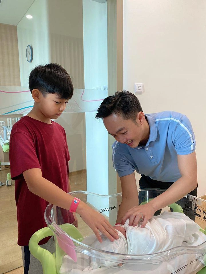 Cường đôla đăng clip 2 con quậy trên giường bức hình subeo chụp cùng bố nhận góp ý - 4