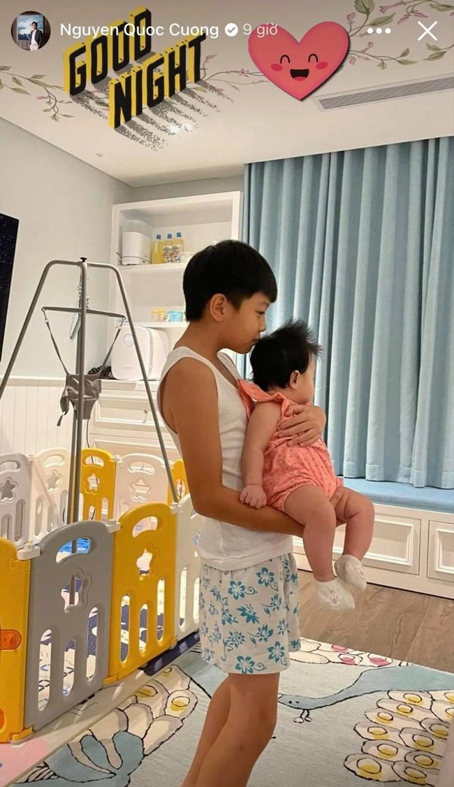 Cường đôla đăng clip 2 con quậy trên giường bức hình subeo chụp cùng bố nhận góp ý - 5