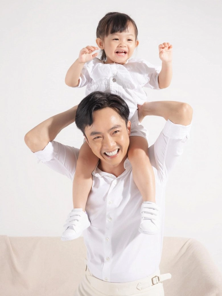 Cường đôla tự nhận gen quá mạnh con trai với hà hồ và con gái với đàm thu trang đều đúc khuôn bố - 5