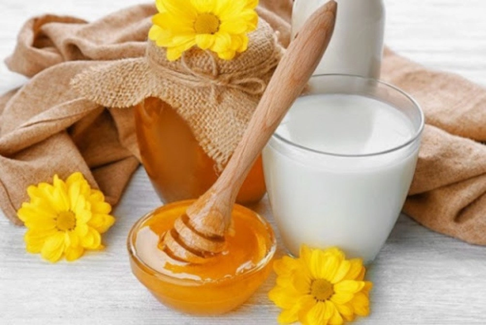 Da nàng láng mịn đều màu mà chẳng tốn mấy đồng nhờ cách trị nám bằng mật ong siêu dễ - 1