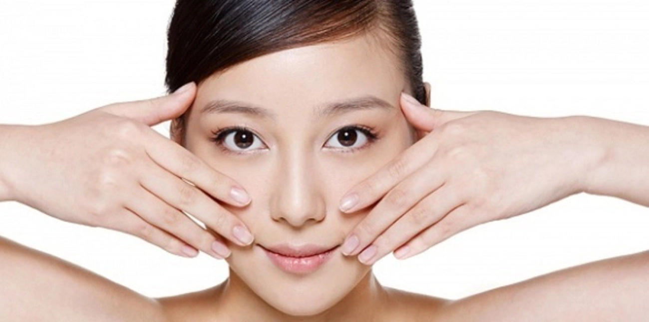 Da nàng trẻ trung đẩy lùi lão hoá nhờ những cách massage mặt đơn giản hiệu quả ngay tại nhà - 1