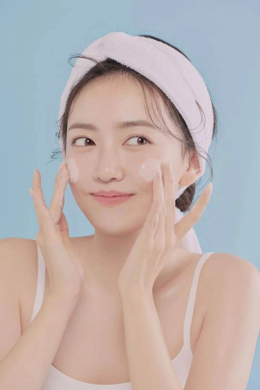 Da nàng trẻ trung đẩy lùi lão hoá nhờ những cách massage mặt đơn giản hiệu quả ngay tại nhà - 2