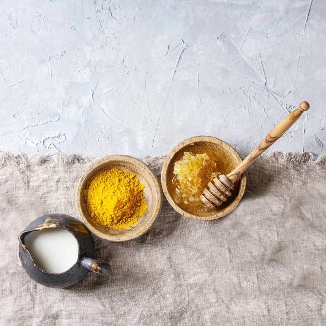 Da trắng hồng căng mịn không tì vết với công thức mặt nạ sữa tươi mật ong siêu đơn giản - 2