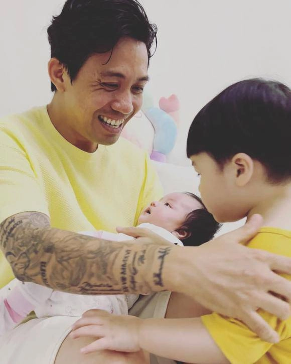 Đại gia minh nhựa 39 tuổi có 2 cháu ngoại sợ bị hiểu lầm là bố bế con vì quá trẻ - 3