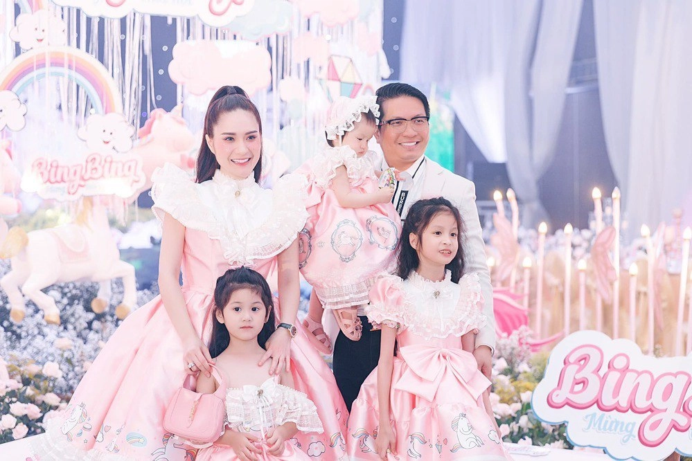 Đại gia nhà 400 tỷ đánh con gái bầm chân xuân bắc sẵn sàng dùng roi nếu con làm sai - 2
