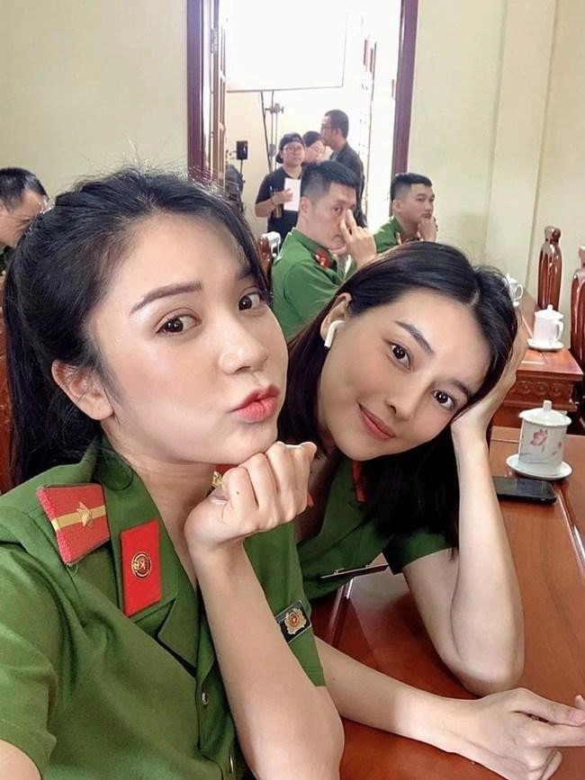 Đại úy công an được cao thái hà thanh bi tranh nhau yêu có vợ mỹ nhân và con gáixinh đẹp - 2