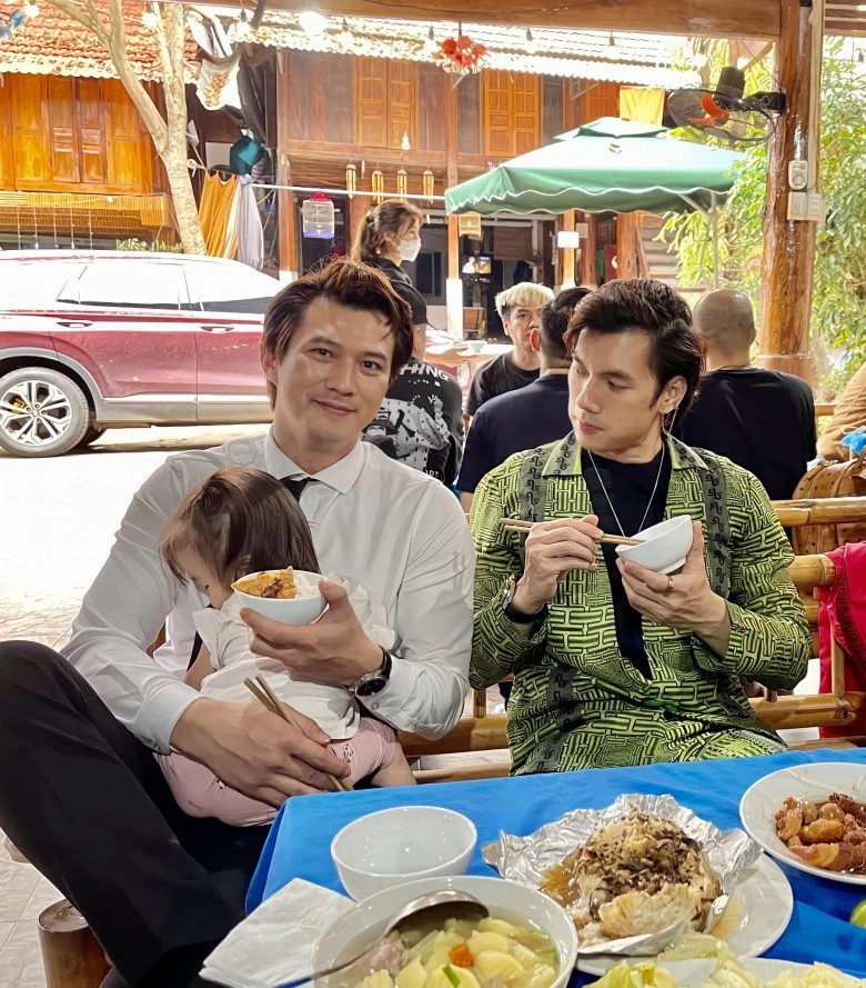 Đại úy công an được cao thái hà thanh bi tranh nhau yêu có vợ mỹ nhân và con gáixinh đẹp - 11