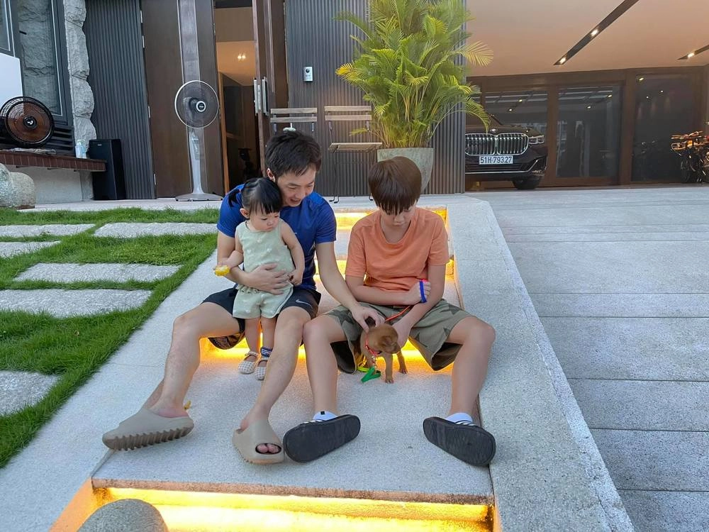 Đàm thu trang chiều con làm rạp chiếu phim trong nhà đại gia nhà 400 tỷ xây hẳn villa riêng - 4