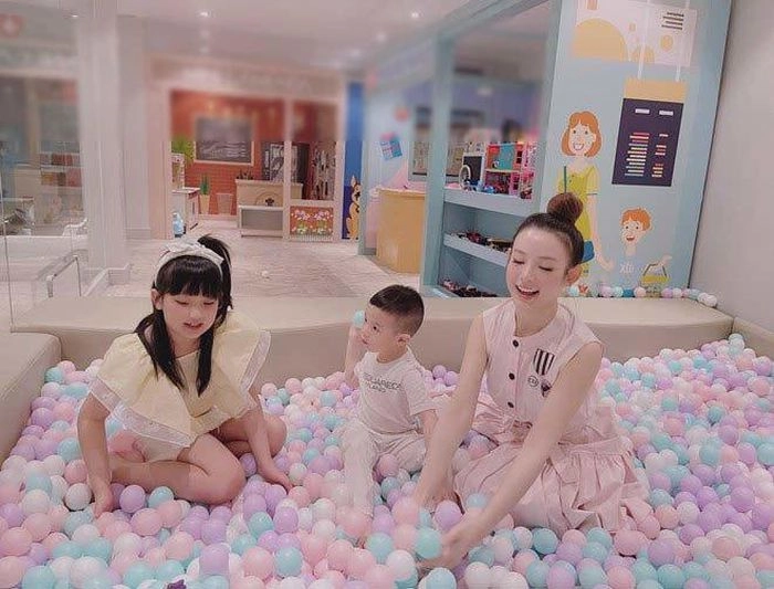 Đàm thu trang chiều con làm rạp chiếu phim trong nhà đại gia nhà 400 tỷ xây hẳn villa riêng - 5