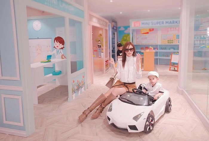 Đàm thu trang chiều con làm rạp chiếu phim trong nhà đại gia nhà 400 tỷ xây hẳn villa riêng - 7