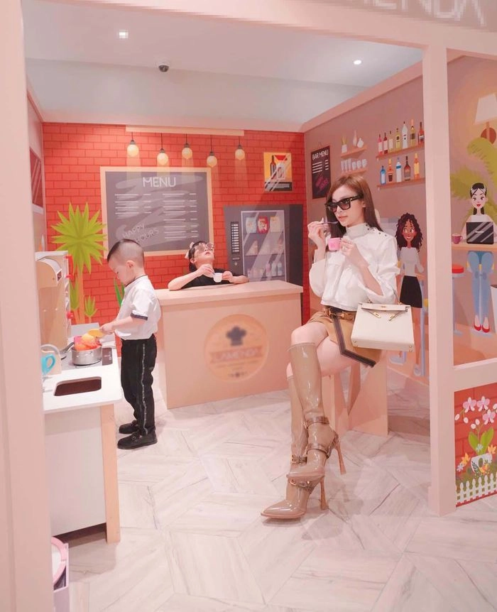 Đàm thu trang chiều con làm rạp chiếu phim trong nhà đại gia nhà 400 tỷ xây hẳn villa riêng - 8
