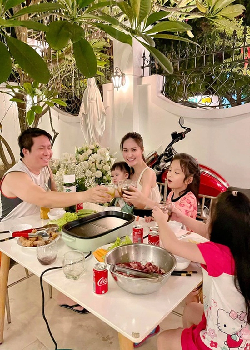 Đàm thu trang chiều con làm rạp chiếu phim trong nhà đại gia nhà 400 tỷ xây hẳn villa riêng - 11