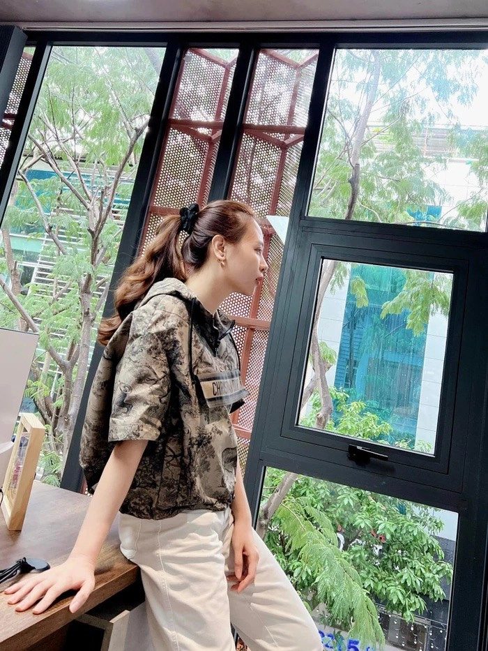 Đàm thu trang sắm chiếc áo gần trăm triệu đồng mặc đi làm ông xã lại tưởng là áo mưa - 1
