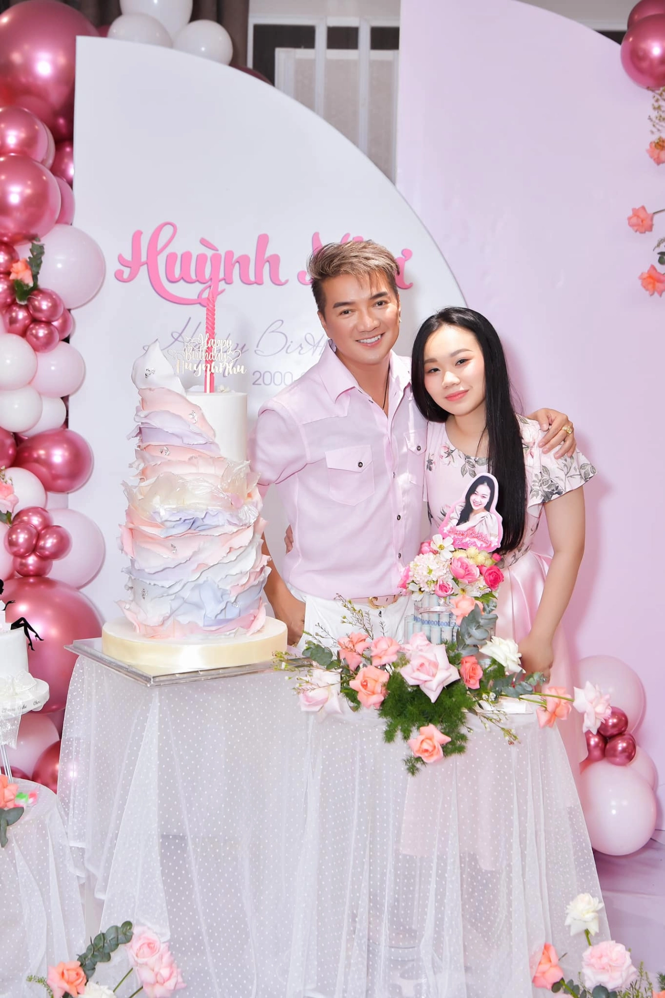 Đàm vĩnh hưng mừng sinh nhật con gái xinh như hoa hậu bánh 3 tầng đúc bằng tiền 500000 đồng - 1