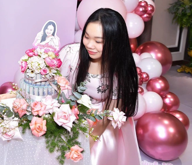 Đàm vĩnh hưng mừng sinh nhật con gái xinh như hoa hậu bánh 3 tầng đúc bằng tiền 500000 đồng - 3