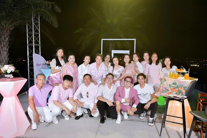 Đàm vĩnh hưng mừng sinh nhật con gái xinh như hoa hậu bánh 3 tầng đúc bằng tiền 500000 đồng - 4