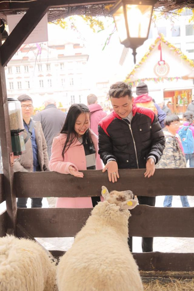 Đàm vĩnh hưng mừng sinh nhật con gái xinh như hoa hậu bánh 3 tầng đúc bằng tiền 500000 đồng - 8
