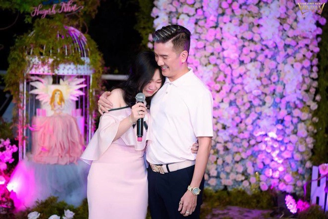 Đàm vĩnh hưng mừng sinh nhật con gái xinh như hoa hậu bánh 3 tầng đúc bằng tiền 500000 đồng - 10