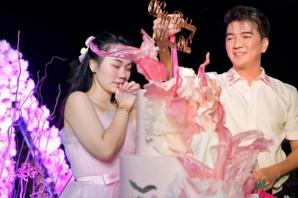 Đàm vĩnh hưng mừng sinh nhật con gái xinh như hoa hậu bánh 3 tầng đúc bằng tiền 500000 đồng - 11