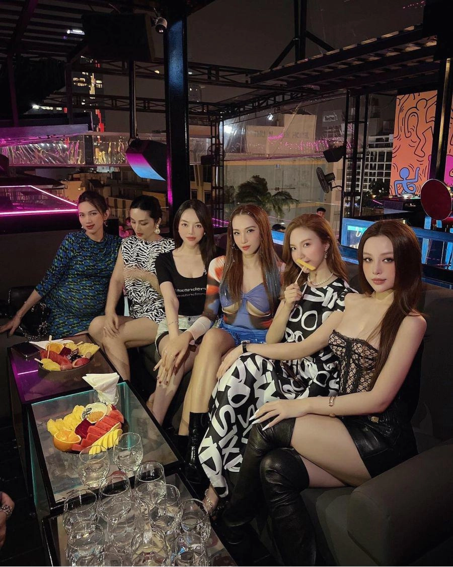 Dàn hotgirl hà thành tụ họp khó rời mắt khỏi chiếc áo của vợ rapper và thiếu gia khách sạn - 1