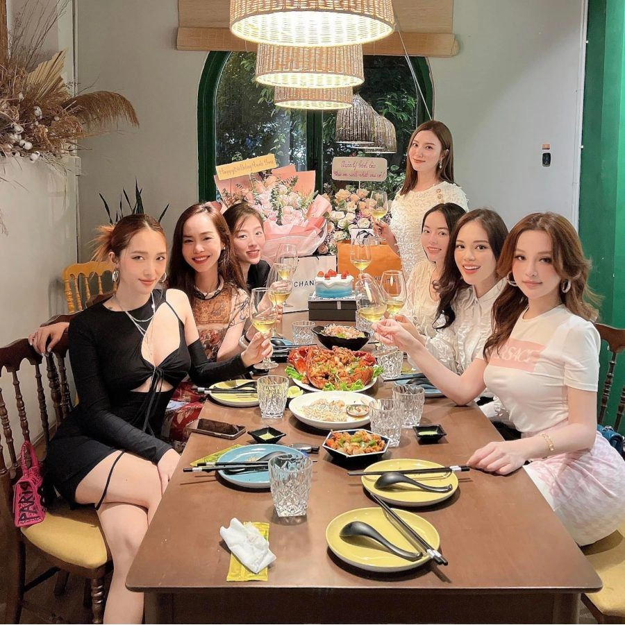 Dàn hotgirl hà thành tụ họp khó rời mắt khỏi chiếc áo của vợ rapper và thiếu gia khách sạn - 7