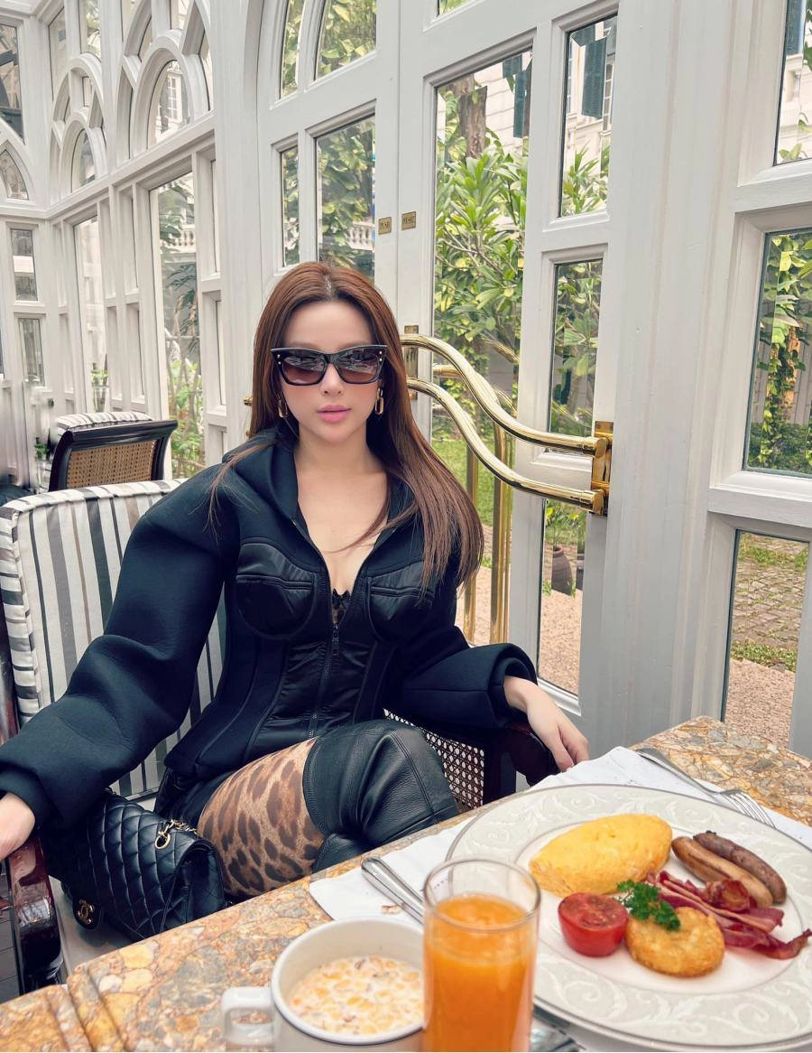 Dàn hotgirl hà thành tụ họp khó rời mắt khỏi chiếc áo của vợ rapper và thiếu gia khách sạn - 9