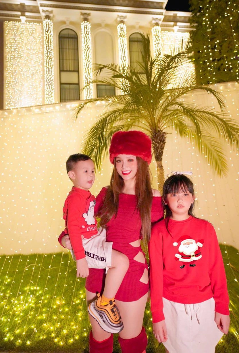 Đẳng cấp hotgirl rời showbiz lấy chồng đại gia 1 nách 2 con vẫn đam mê khoe body bốc lửa - 1