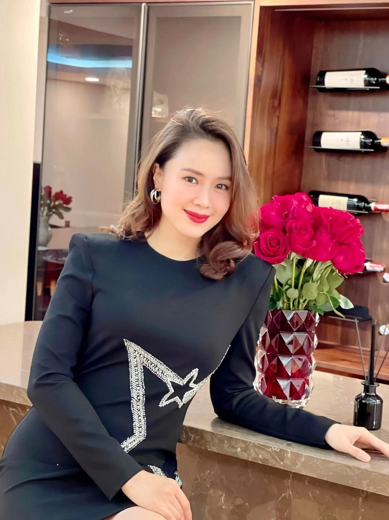 Đẳng cấp mỹ nhân vtv hồng diễm cân màu son hồng cánh sen sến rện đồng nghiệp khen xinh - 1
