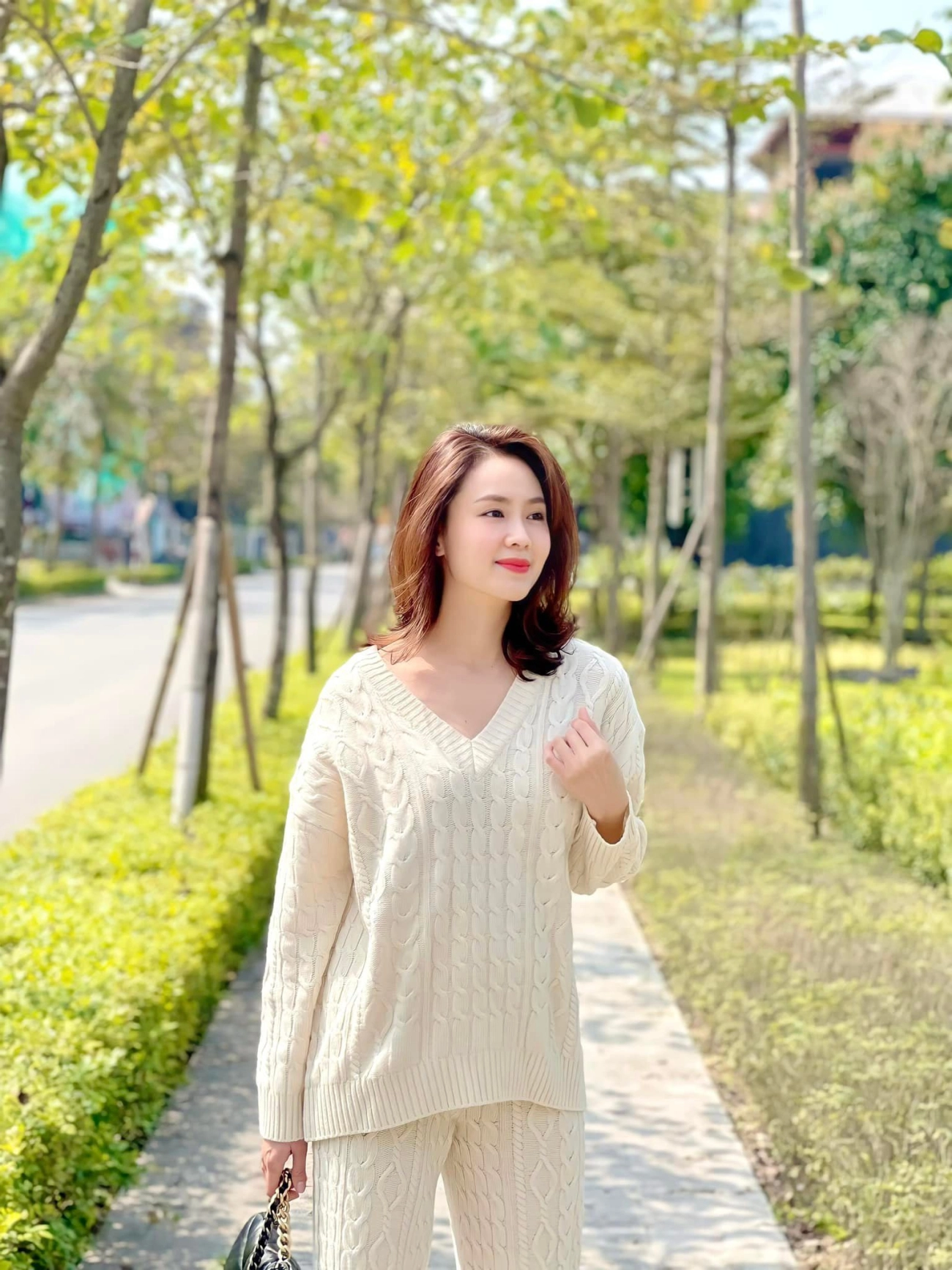 Đẳng cấp mỹ nhân vtv hồng diễm cân màu son hồng cánh sen sến rện đồng nghiệp khen xinh - 8
