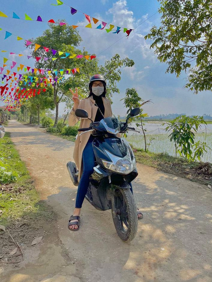 Đăng quang chưa được bao lâu đỗ thị hà gây sốt với bàn tay lấp lánh hột xoàn - 1