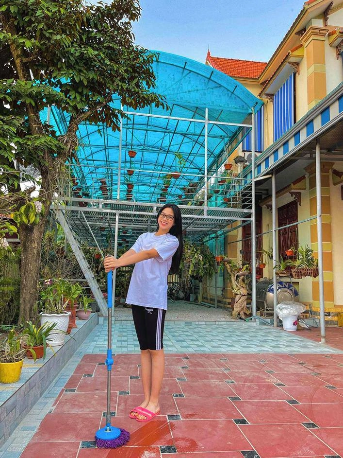 Đăng quang chưa được bao lâu đỗ thị hà gây sốt với bàn tay lấp lánh hột xoàn - 2