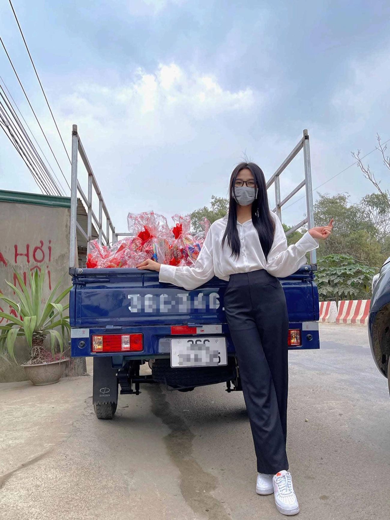Đăng quang chưa được bao lâu đỗ thị hà gây sốt với bàn tay lấp lánh hột xoàn - 3
