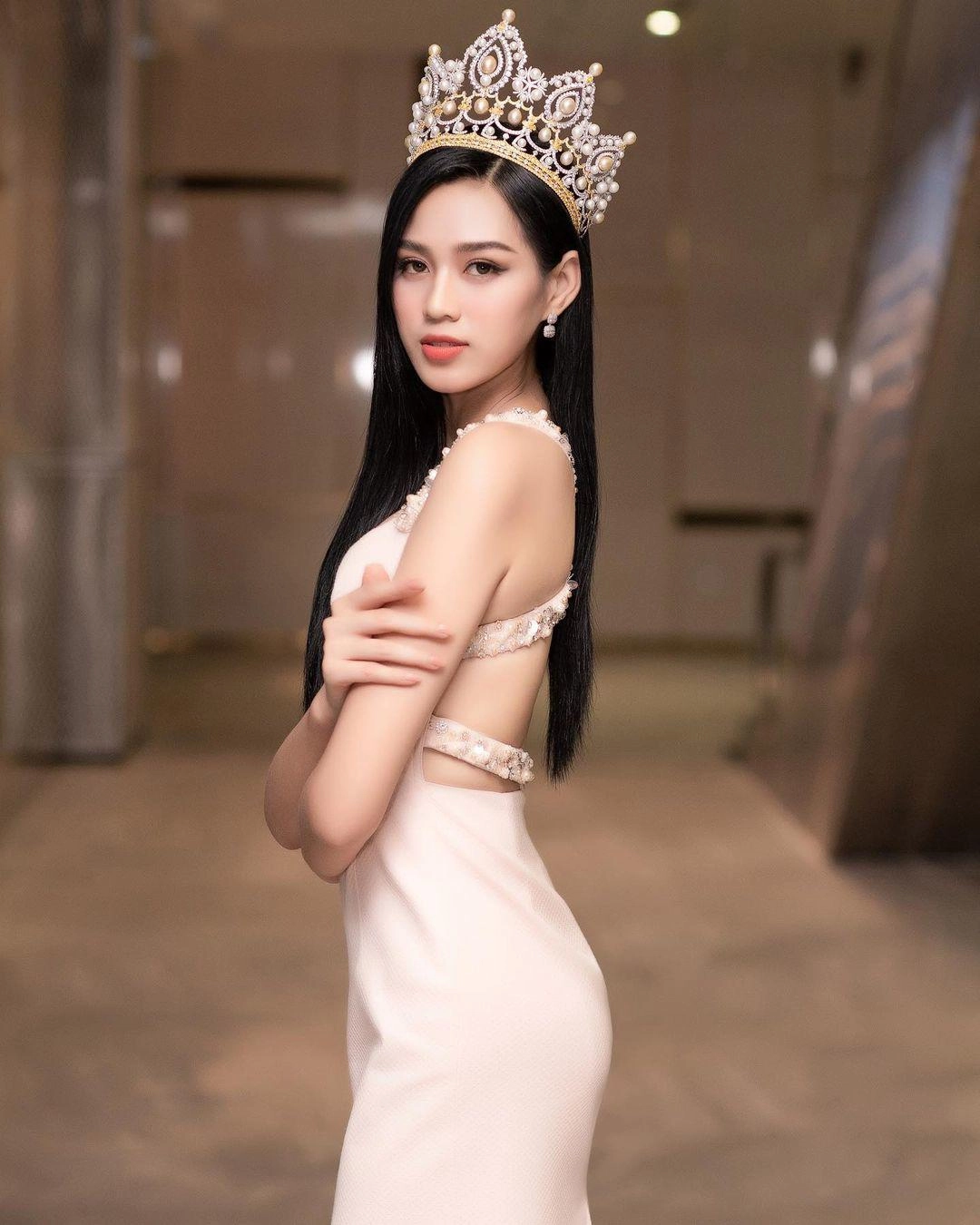 Đăng quang chưa được bao lâu đỗ thị hà gây sốt với bàn tay lấp lánh hột xoàn - 8