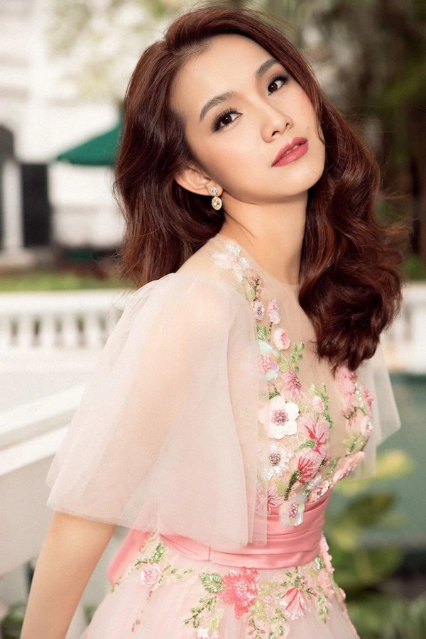 Đăng quang hơn 13 năm nàng hậu này giờ đây mới dám đi tiêm cằm - 5