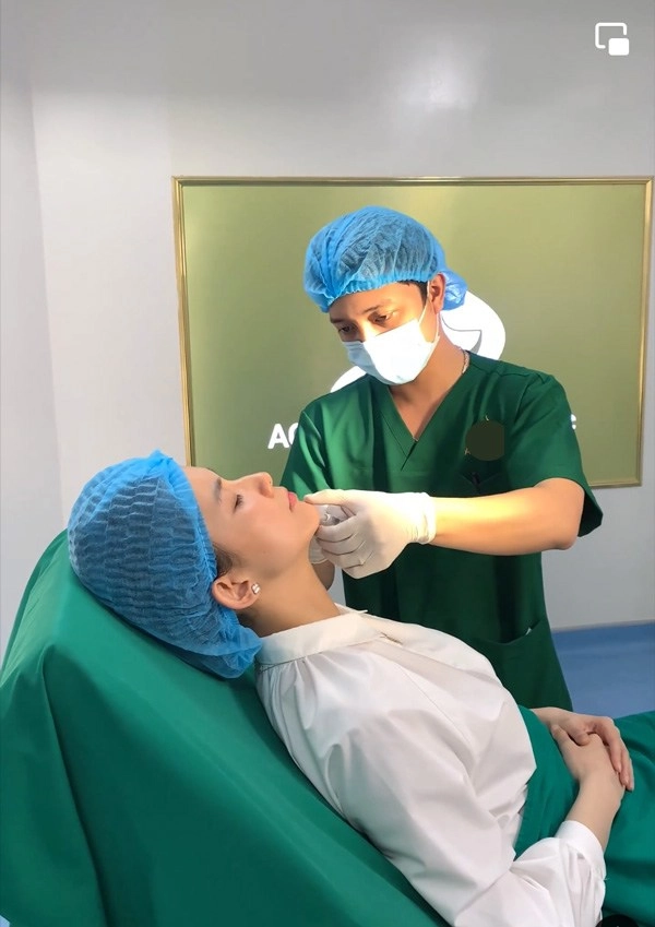 Đăng quang hơn 13 năm nàng hậu này giờ đây mới dám đi tiêm cằm - 9