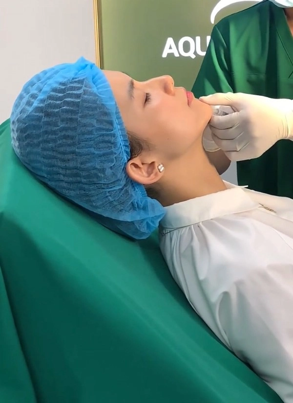 Đăng quang hơn 13 năm nàng hậu này giờ đây mới dám đi tiêm cằm - 11