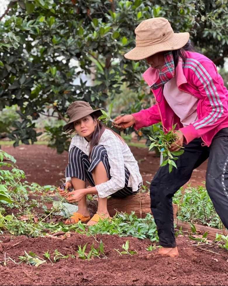 Đăng quang nửa thập kỷ hhen niê vẫn mặc đồ cũ túi hiệu chỉ để đựng muối ớt - 1