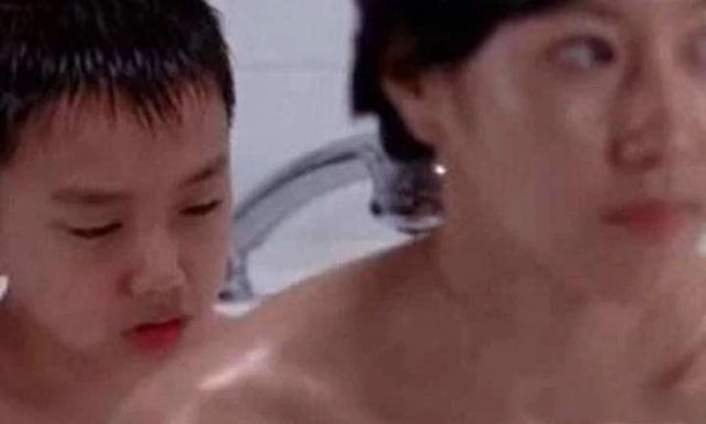 Đang tắm mẹ đơn thân gọi con trai 13 tuổi vào xoa lưng dân mạng chỉ trích dữ dội - 1