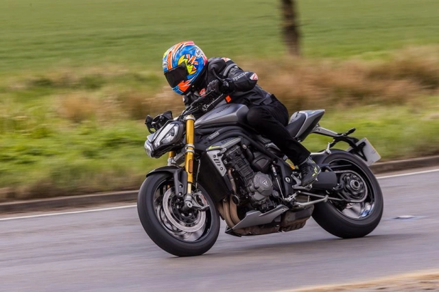 Đánh giá triumph speed triple rs 1200 2021 - 3