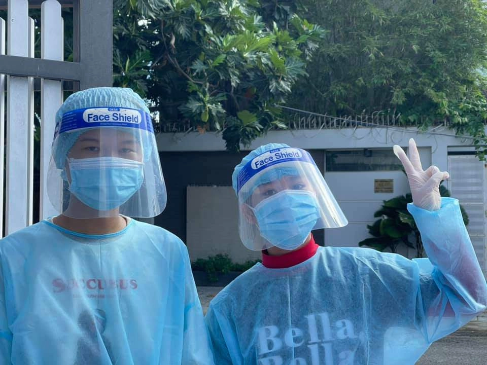 Danh tính cô bé việt mặc đồ bảo hộ giúp bà con tphcm hoa hậu hoàn vũ nhí thế giới - 1