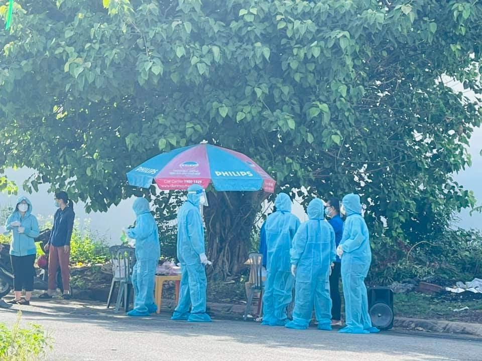 Danh tính cô bé việt mặc đồ bảo hộ giúp bà con tphcm hoa hậu hoàn vũ nhí thế giới - 2